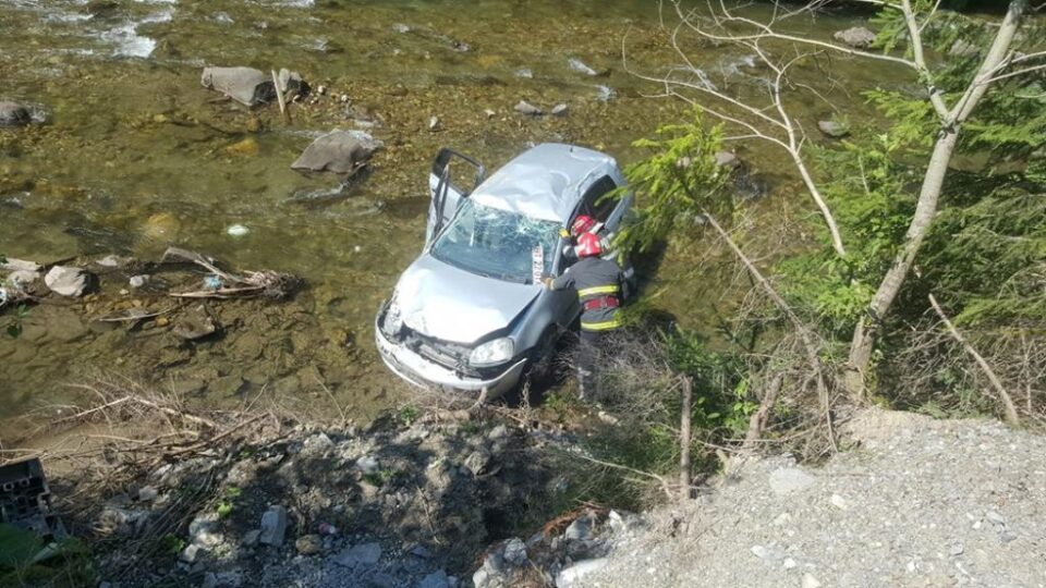 Accidentul cu mașina răsturnată în râul Bistrița