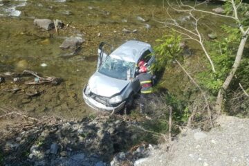 Accidentul cu mașina răsturnată în râul Bistrița