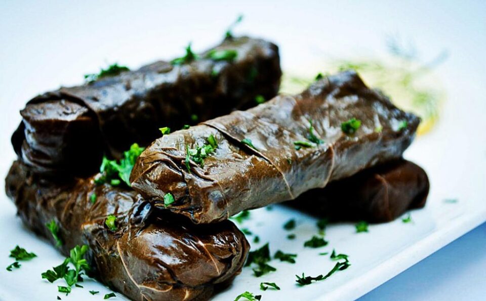 Sărmăluțe în foi de viță cu ulei de măsline (de post) - Foto: ellasgreekfood.com
