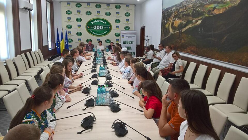 Peste 36 de elevi de etnie română din Cernăuți participă la o tabără de creație în județul Suceava