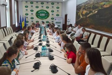 Peste 36 de elevi de etnie română din Cernăuți participă la o tabără de creație în județul Suceava