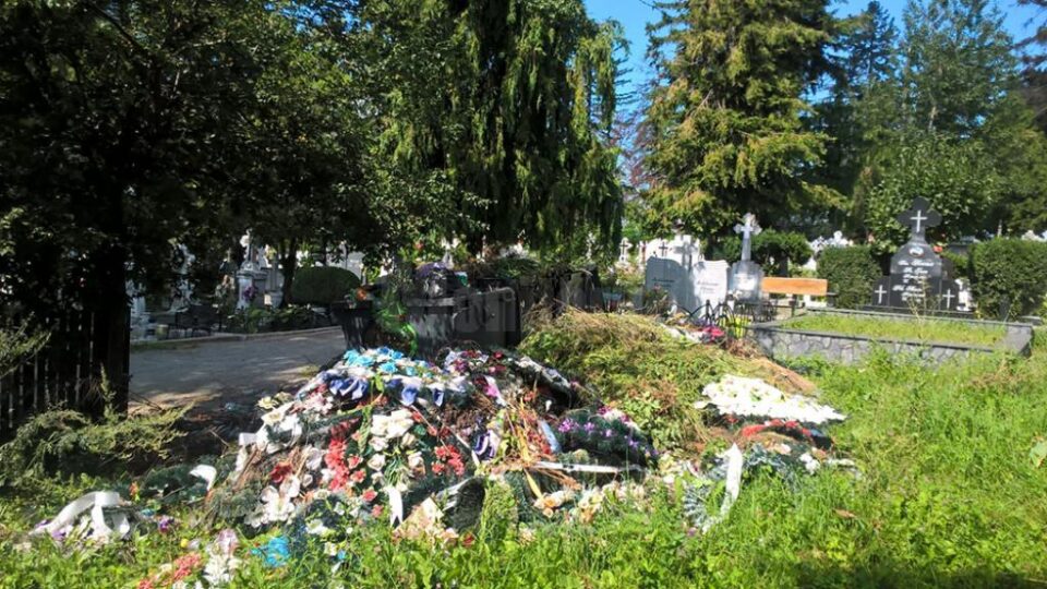 Gunoiul din cimitirul vechi din Burdujeni Sat, „bijuteria” nerevendicată de nimeni