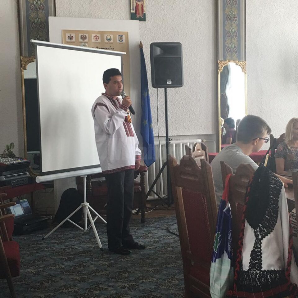 Traumele prin care trec copiii ai căror părinți sunt plecați la muncă în străinătate, o problemă a întregii comunități