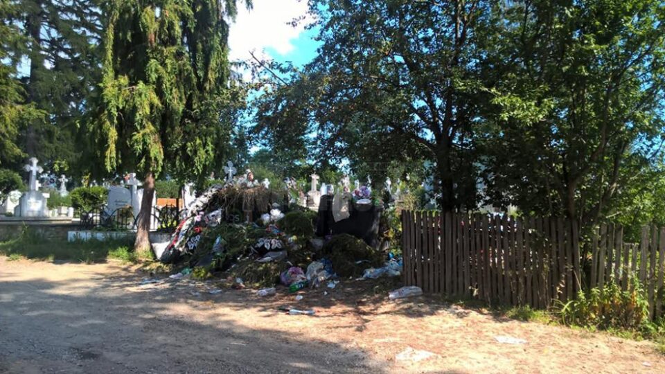 Gunoiul din cimitirul vechi din Burdujeni Sat, „bijuteria” nerevendicată de nimeni