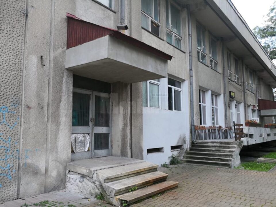 Cadariu atrage atenția asupra stării de degradare a Casei de Cultura din Câmpulung Moldovenesc