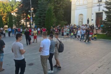 Câteva sute de suceveni s-au solidarizat aseară nu mitingul diasporei de la București