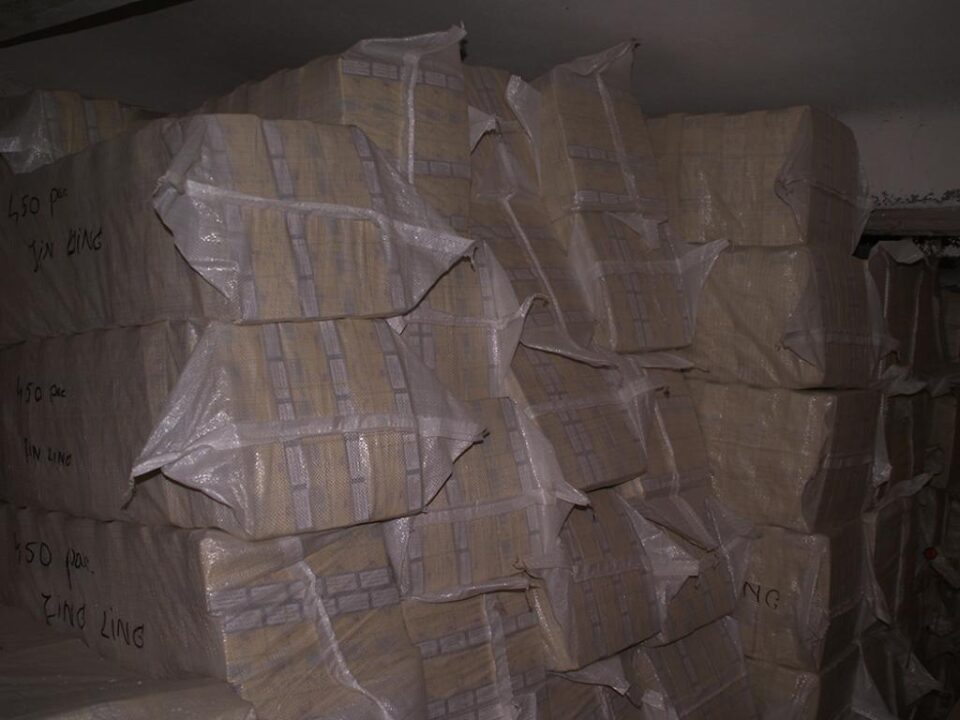 Ascunse în interiorul a 39 de bușteni, au fost găsite 106.432 pachete de țigări marca Jin Ling, cu timbru Ucraina