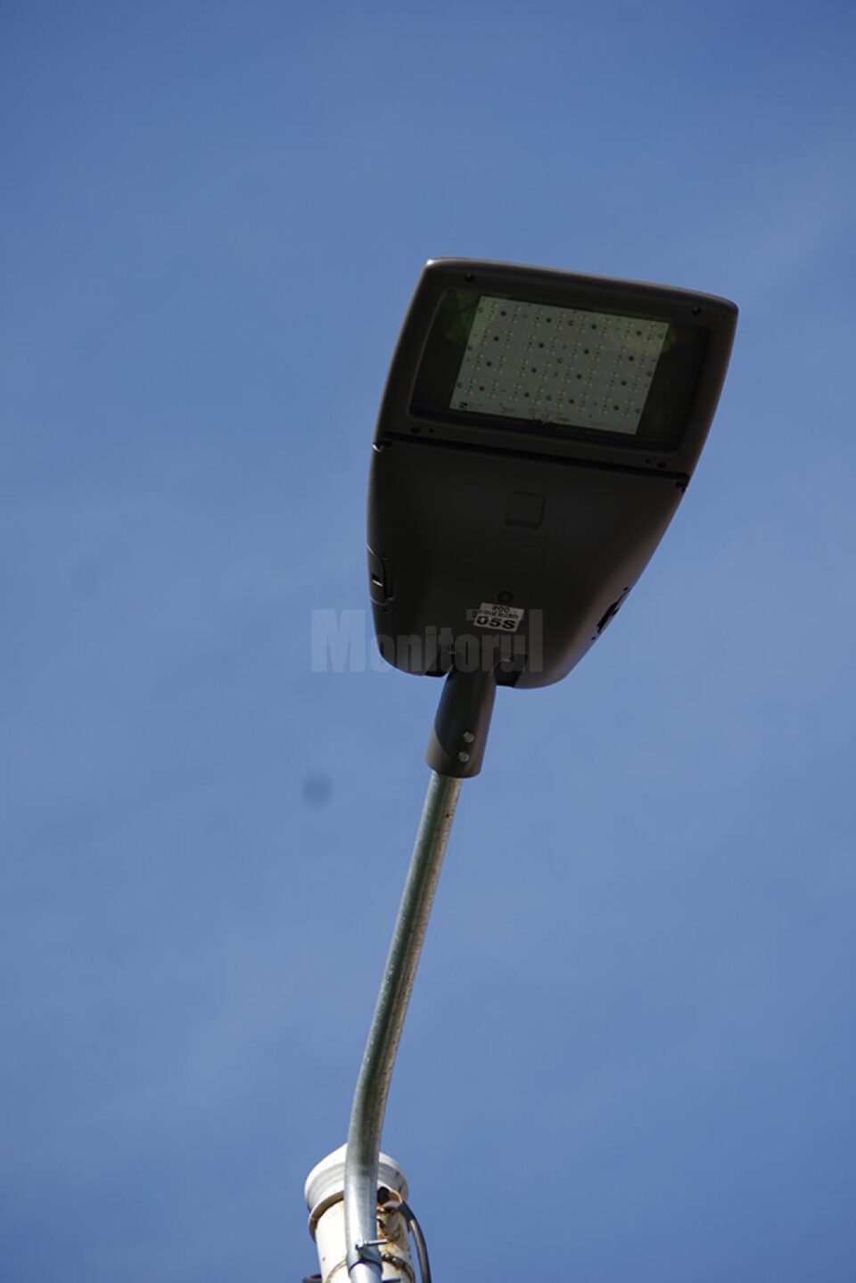 Becuri de iluminat de tip LED, montate în locul celor clasice