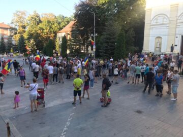 Câteva sute de suceveni s-au solidarizat aseară cu mitingul diasporei de la București
