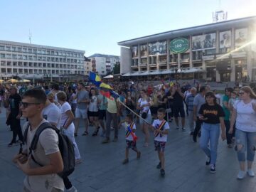 Câteva sute de suceveni s-au solidarizat aseară cu mitingul diasporei de la București