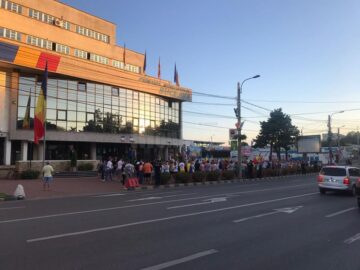 Câteva sute de suceveni s-au solidarizat aseară cu mitingul diasporei de la București