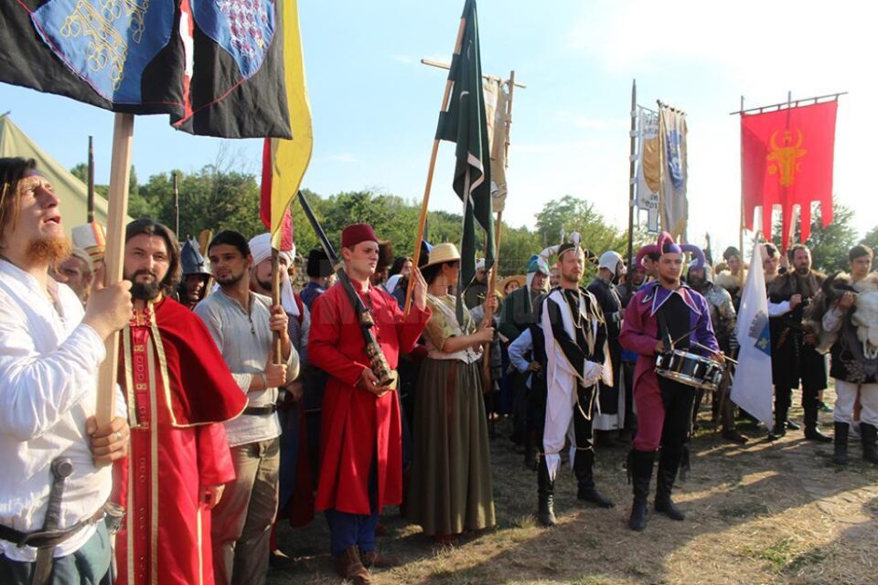 400 de cavaleri, domnițe, păpușari din șase țări, la Festivalul de Artă Medievală „Ștefan cel Mare”