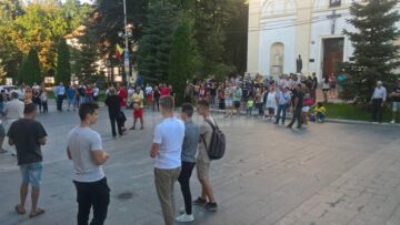 Câteva sute de suceveni s-au solidarizat aseară cu mitingul diasporei de la București