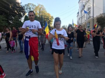 Câteva sute de suceveni s-au solidarizat aseară cu mitingul diasporei de la București
