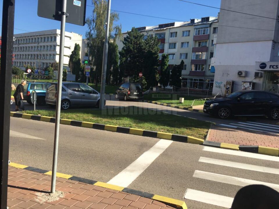 Sens giratoriu din centrul Sucevei, blocat de mașini parcate în bătaie de joc