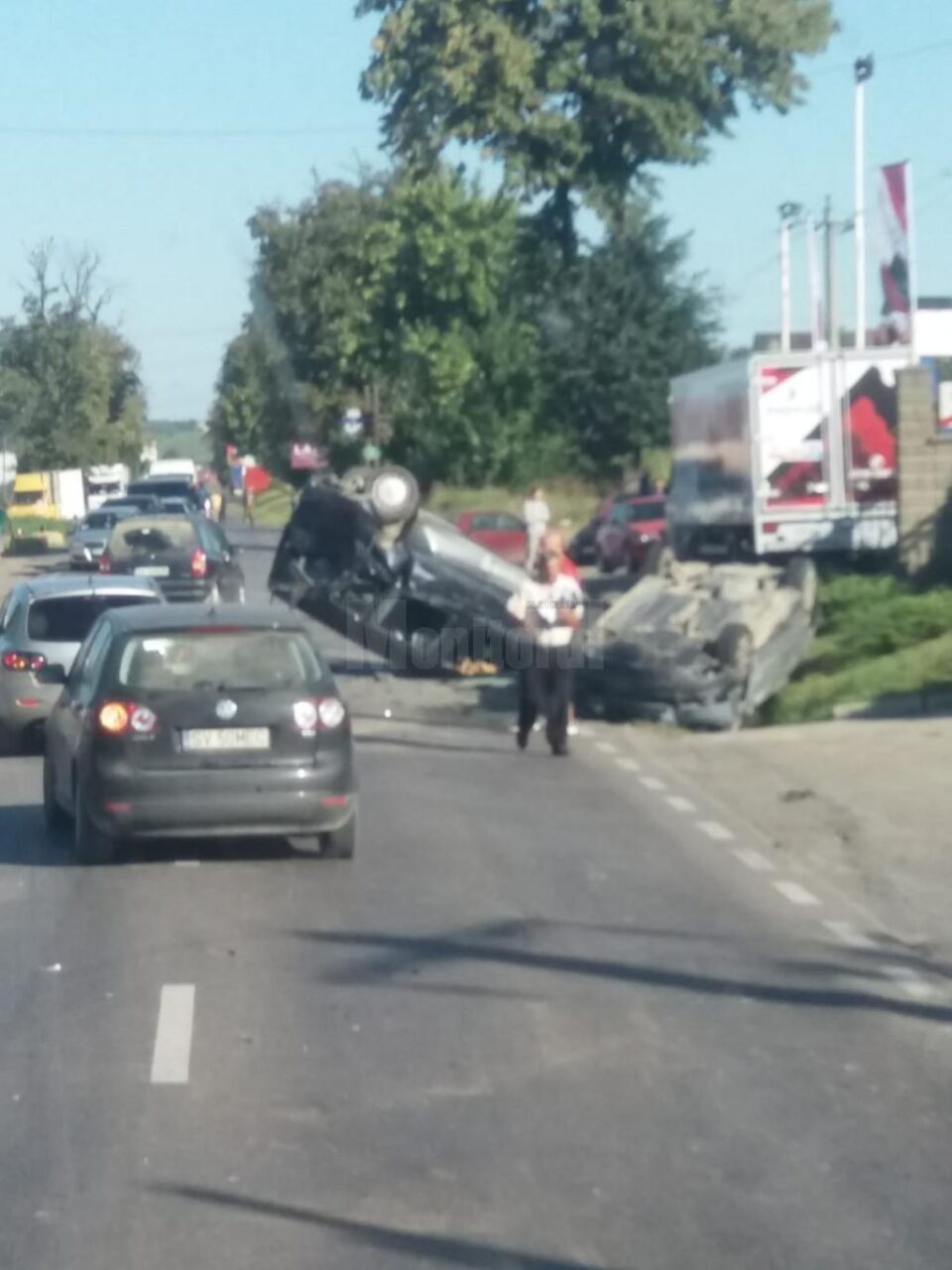 Două dintre mașini s-au răsturnat