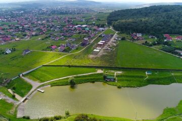Complexul de locuințe „La Stejari Residence”, într-o zonă liniștită, în apropiere de pădure și de un lac de pe strada Aleea Dumbrăvii