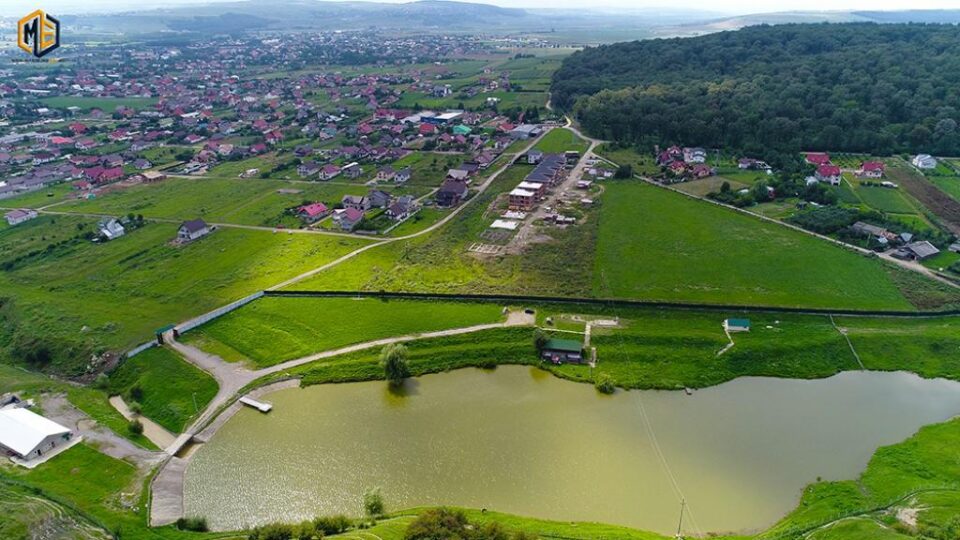 Complexul de locuințe „La Stejari Residence”, într-o zonă liniștită, în apropiere de pădure și de un lac de pe strada Aleea Dumbrăvii