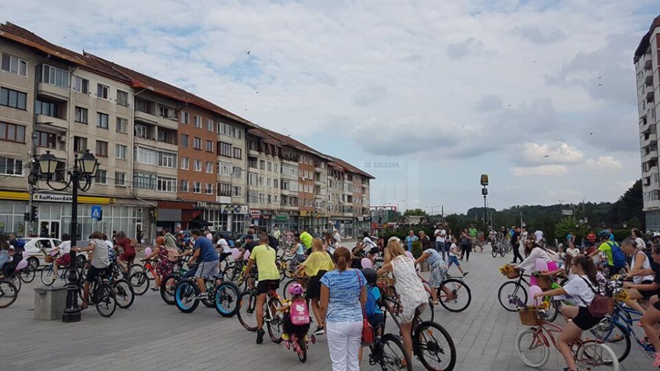 Parada «fustițelor» pe biciclete a pornit din centrul Sucevei