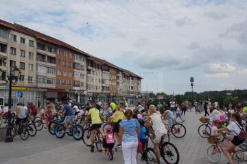 Parada «fustițelor» pe biciclete a pornit din centrul Sucevei