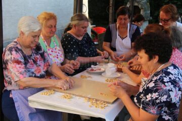 Credincioșii vin în ajunul sărbătorii pentru a modela câte 40 de urechiușe pentru îndeplinirea unei dorințe