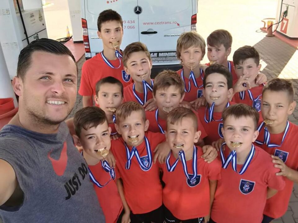 Micii fotbaliști de la LPS Suceava prezintă medaliile de campioni