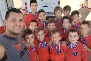 Micii fotbaliști de la LPS Suceava prezintă medaliile de campioni