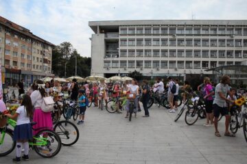 Parada „fustițelor” pe biciclete a pornit din centrul Sucevei, pentru al treilea an consecutiv