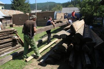 Casă bătrânească, strămutată pentru a fi salvată în cadrul unei acțiuni ”Bucovina Brunch”