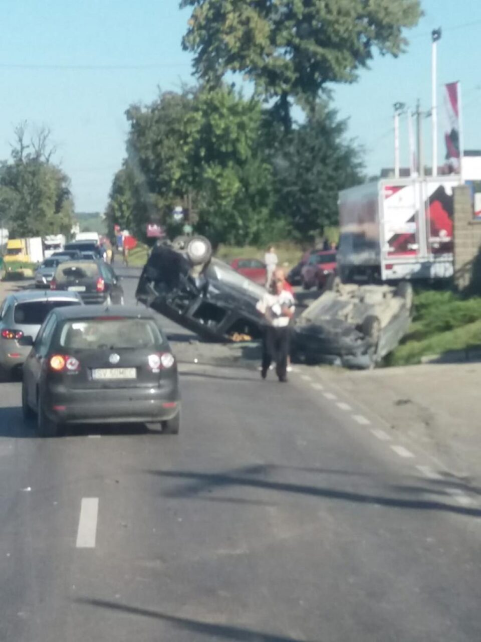Două dintre mașini s-au răsturnat