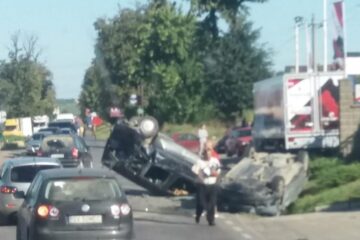 Două dintre mașini s-au răsturnat