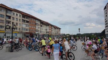 Parada „fustițelor” pe biciclete a pornit din centrul Sucevei, pentru al treilea an consecutiv
