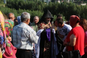 Episcopul armean binecuvântează credincioșii la Hagigadar