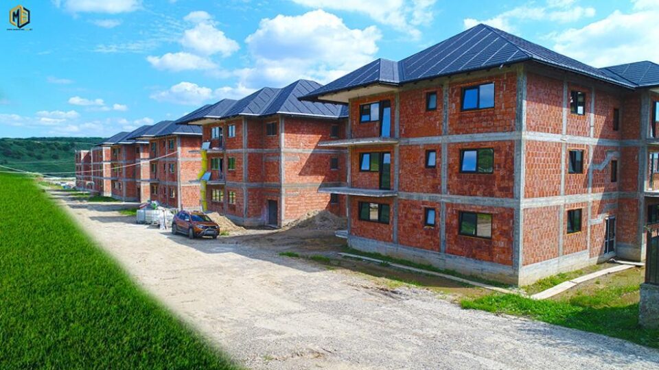 Construcțiile sunt module cu câte 6 apartamente, din care 3 apartamente cu 2 camere și 3 apartamente cu 3 camere