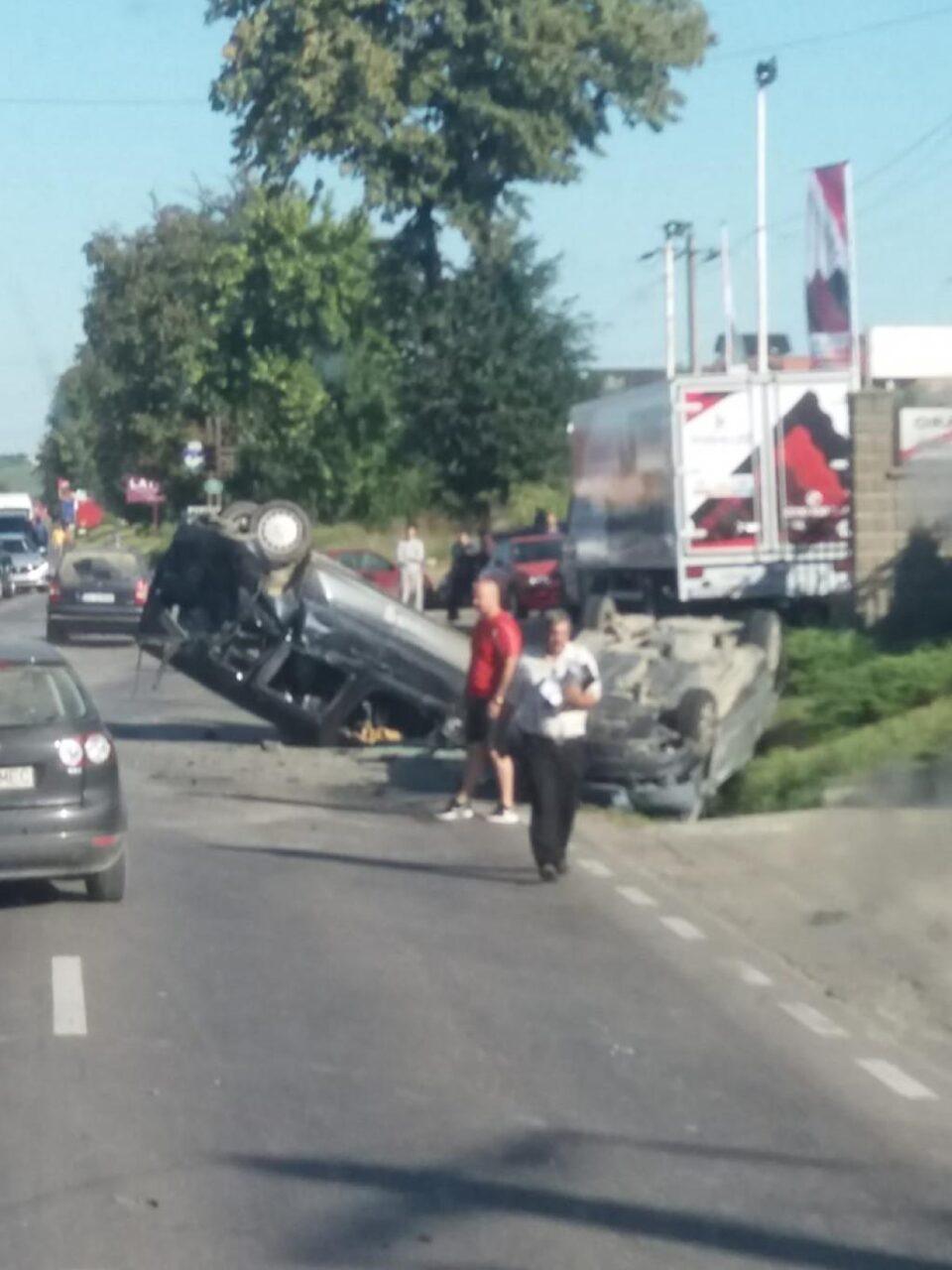 Carambol cu două mașini răsturnate și doi răniți, la ieșirea din Suceava spre Botoșani