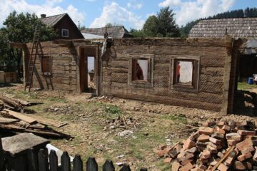 Casa în timpul demontării, după ce acoperișul fusese deja desfăcut