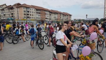 Parada „fustițelor” pe biciclete a pornit din centrul Sucevei, pentru al treilea an consecutiv