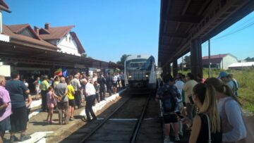 În Gara Rădăuți, trenul a fost așteptat cu mult entuziasm