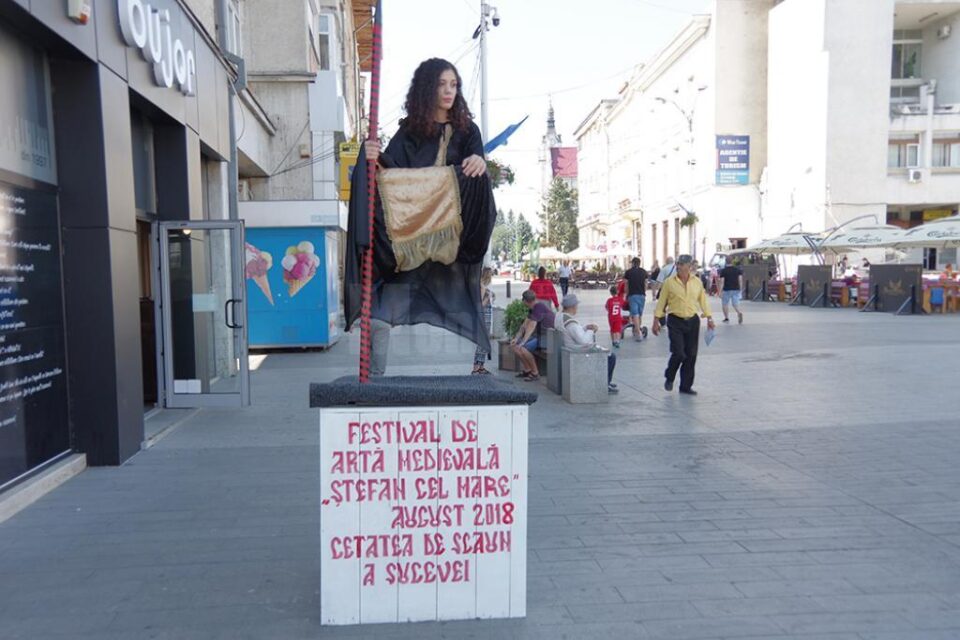 În Suceava au revenit statuile vii