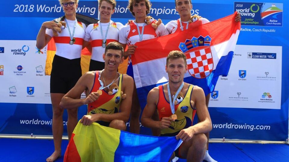 Florin Arteni Fîntînaru de la CSM Suceava (stânga) și Laurențiu Alexandru Danciu au câștigat medalia de aur la mondialele de juniori în proba de dublu rame
