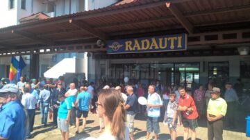 În Gara Rădăuți, trenul a fost așteptat cu mult entuziasm