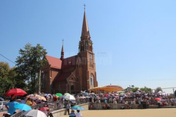 Liturghia solemnă oficiată, miercuri, la celebrarea Adormirii Maicii Domnului, de la Sanctuarul Marian Național de la Cacica