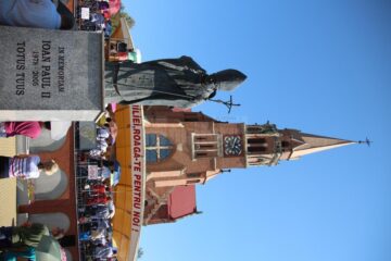 Liturghia solemnă oficiată, miercuri, la celebrarea Adormirii Maicii Domnului, de la Sanctuarul Marian Național de la Cacica