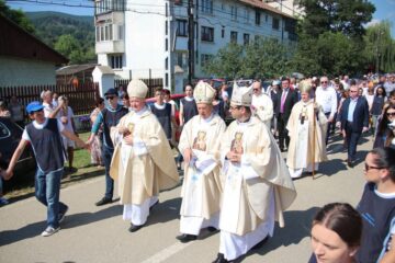 Liturghia solemnă oficiată, miercuri, la celebrarea Adormirii Maicii Domnului, de la Sanctuarul Marian Național de la Cacica