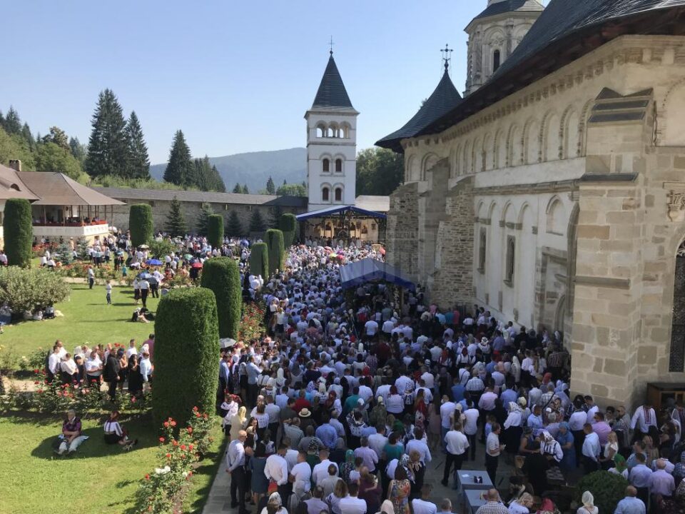 Mii de pelerini din întreaga țară s-au rugat miercuri la Putna