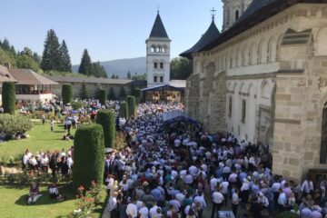 Mii de pelerini din întreaga țară s-au rugat miercuri la Putna