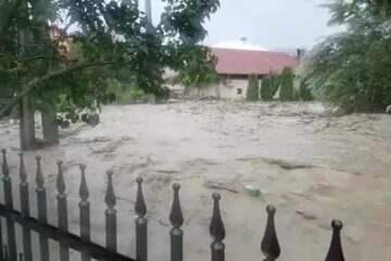 Mașini luate de ape, gospodării inundate, drumuri și calea ferată blocate de aluviuni, în urma ploilor torențiale de miercuri