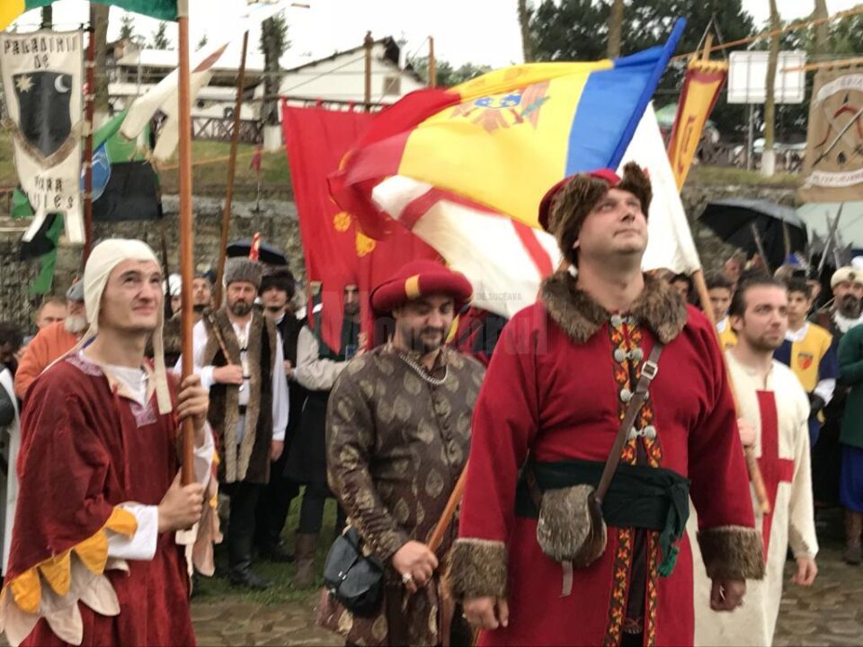 Cei peste 400 de participanți la Festivalul Medieval din Suceava i-au prezentat onorul domnitorului Ștefan cel Mare