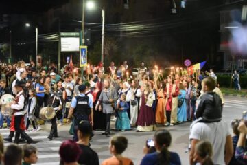 Zeci de mii de suceveni au ieșit în stradă pentru a vedea cea mai mare paradă medievală din țară
