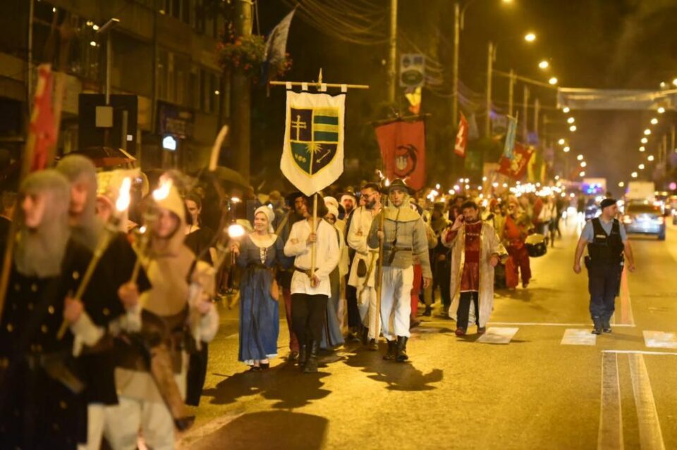 Zeci de mii de suceveni au ieșit în stradă pentru a vedea cea mai mare paradă medievală din țară